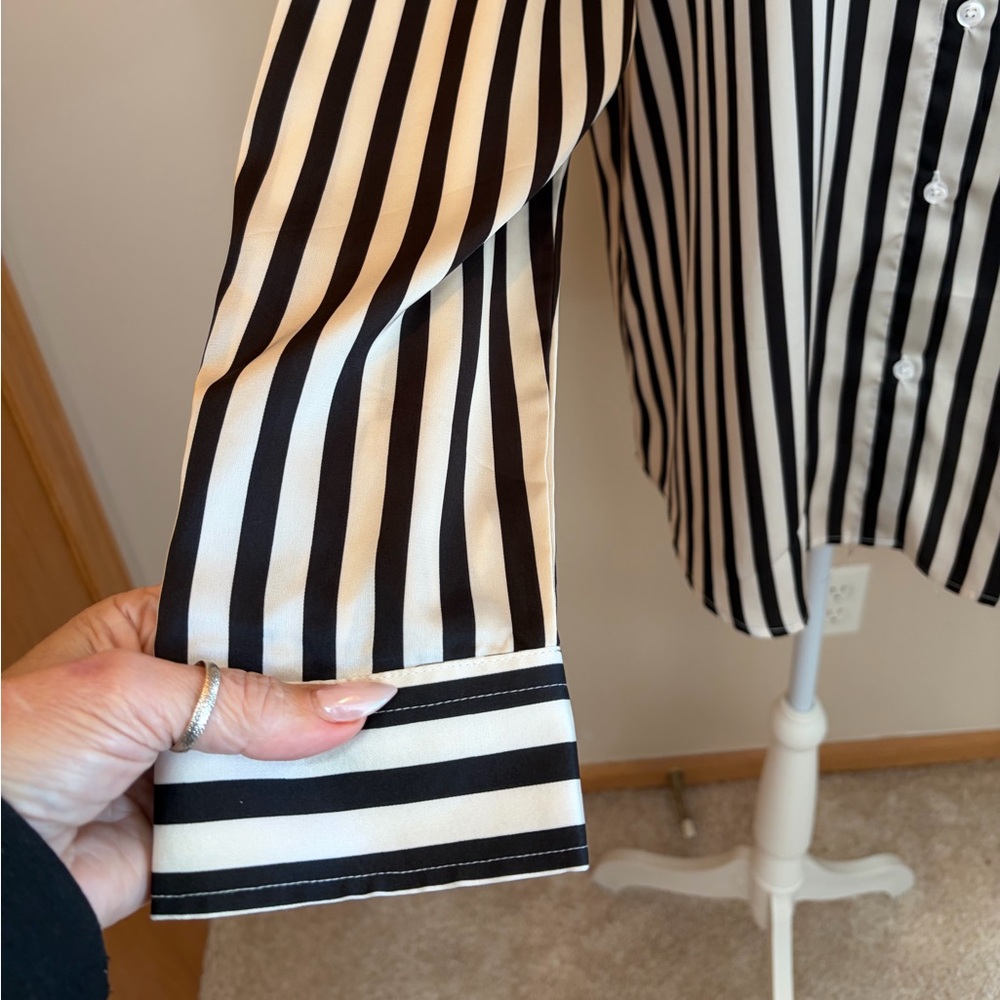 #458 Women's Black & White Vertical Stripe Button-Down Shirt. Size L - Picture 4 of 8